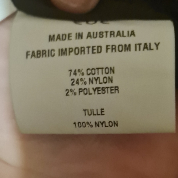 White Cue dress size 10 (again) only wore 1-2 time - Picture 4 of 6